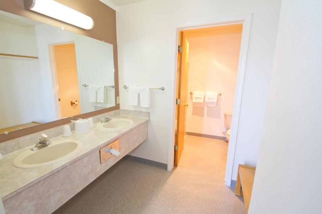 Brooks St. Motor Inn Missoula Room photo